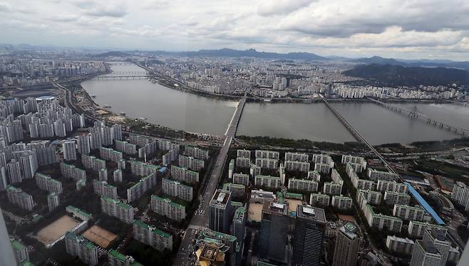 Apartment complexes in Seoul are seen from the Lotte World Tower in Songpa District, southern Seoul, on Oct. 15. [NEWS1]