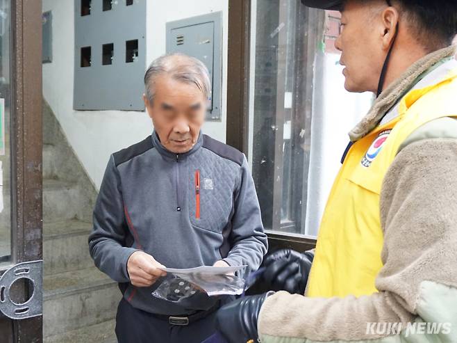 10일 오후 서울 강북구 미아동 258번지 일대에서 ‘재난 대응 바로봉사단’이 한 주민에게 기습 폭설 예방 키트를 건네주고 있다. 노유지 기자