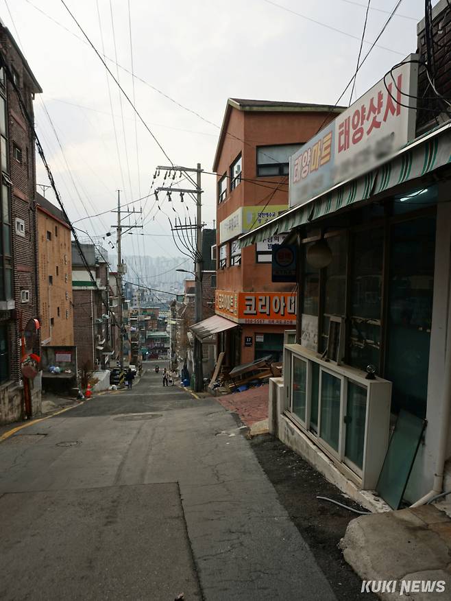 10일 오후 서울 강북구 미아동 258번지 일대에서 시민들이 경사로를 오르고 있다. 노유지 기자