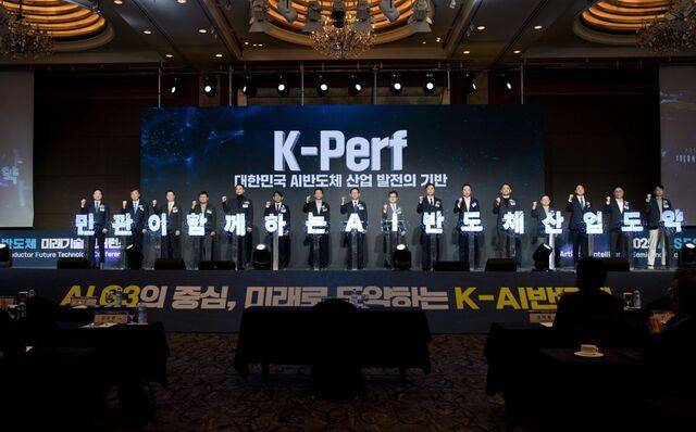 10일 서울 중구 롯데호텔에서 열린 2025 AI반도체 미래기술 컨퍼런스에서 배경훈(왼쪽 여덟 번째) 부총리 겸 과기정통부 장관을 비롯한 참석자들이 국산 신경망처리장치(NPU) 공동성능지표 ‘K-퍼프’ 정착 및 확산을 위한 선언문을 채택하고 있다. 과학기술정보통신부 제공
