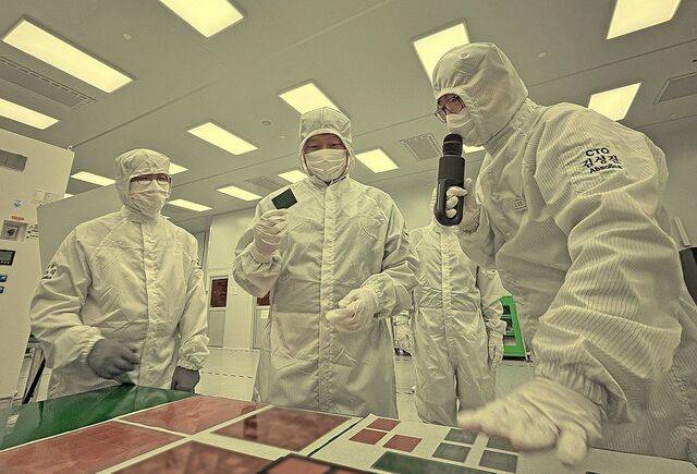 최태원(가운데) SK그룹 회장이 지난해 7월 미국 조지아주 커빙턴에 있는 앱솔릭스를 찾아 유리 기판 양산 공장 상황을 점검하고 있다. SK 제공