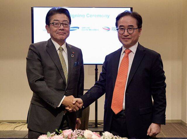 장덕현(오른쪽) 삼성전기 사장과 이와타 케이이치 스미토모화학그룹 회장이 지난달 일본 도쿄에서 유리 기판의 핵심 소재인 글라스 코어 제조 합작법인 설립 양해각서를 체결한 뒤 악수하는 모습.  삼성전기 제공