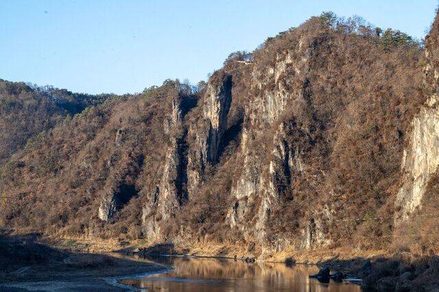 서강 변에서 올려다본 고생대 석회암 기둥 ‘선돌’.