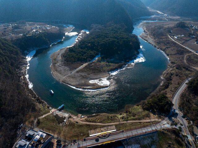 배를 타야만 오갈 수 있는 단종의 유배지 청령포.
