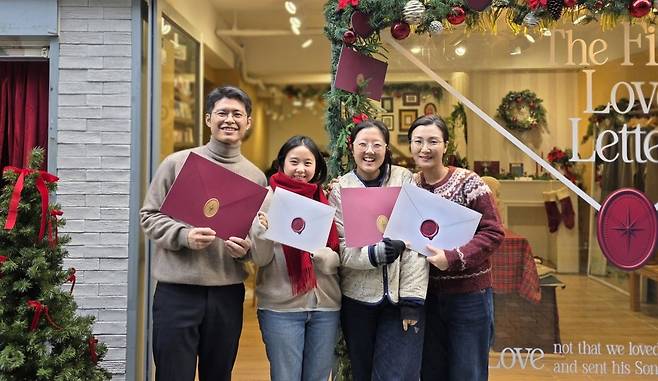 김승호(왼쪽에서 첫 번째) 대표가 9일 서울 마포구 팔시보스토어에서 디자이너 최서희 김가은 청년, 김소연 집사와 기념 사진을 찍고 있다.