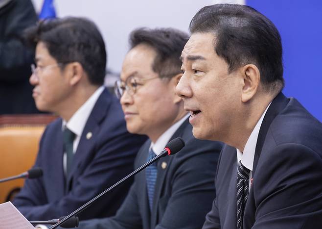 김병기 더불어민주당 원내대표가 11일 국회에서 열린 정책조정회의에서 12월 임시국회에서 쟁점 및 민생 법안 처리 의지가 담긴 발언을 하고 있다. [연합뉴스]
