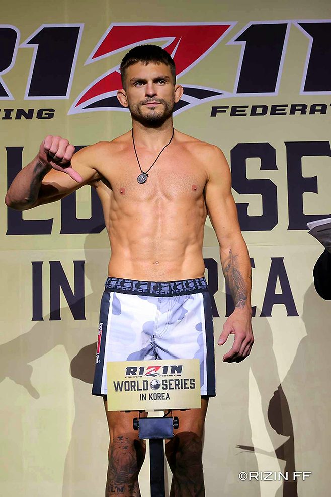 UFC 출신 조니 케이스가 2025년 5월 인천광역시 파라다이스시티 라이진 월드시리즈 코리아 제9경기 71㎏ 계체 330g 초과를 인정하고 있다. 사진=RIZIN FF