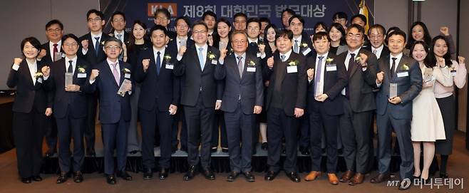 11일 서울 중구 더플라자 호텔에서 열린 '제8회 대한민국 법무대상'에서 강호병 머니투데이 대표, 조순열 서울지방변호사회 회장, 이재환 한국사내변호사회 회장, 이철송 심사위원장을 비롯한 수상자들이 기념촬영을 하고 있다. /사진=김창현 chmt@