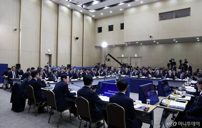 [세종=뉴시스] 최동준 기자 = 이재명 대통령이 11일 세종시 정부세종컨벤션센터에서 열린 '2026년 대도약하는 경제, 신뢰받는 데이터' 기획재정부(국세청·관세청·조달청)-국가데이터처 업무보고에서 발언하고 있다. 2025.12.11. photocdj@newsis.com /사진=최동준