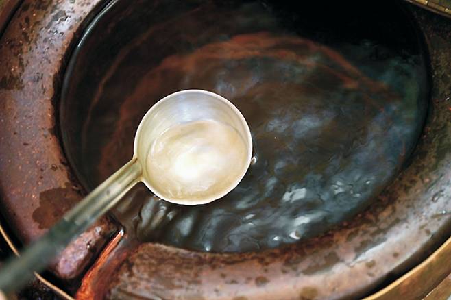 화암약수. 비릿한 쇳내가 나는 알싸한 탄산수다. 마시면 정신이 번쩍 든다.