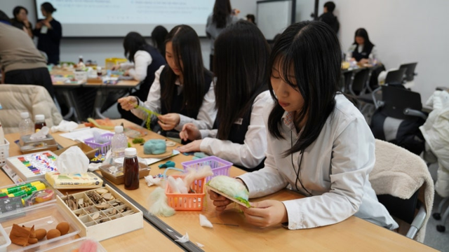 GS칼텍스 예울마루 워크숍에서 학생들이 미술 활동을 통해 ‘나만의 섬’을 표현하고 있다. GS칼텍스 제공