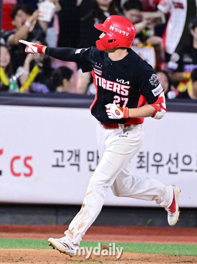 2025년 8월 29일 오후 경기도 수원KT위즈파크에서 열린 '2025 신한 SOL뱅크 KBO 리그' KIA 타이거즈와 KT 위즈의 경기. KIA 김호령이 8회초 무사 1루서 2점 홈런을 친 뒤 기뻐하고 있다./마이데일리