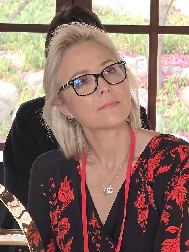 버진애틀래틱 리에즐 게릭 국제업무 총괄이사가 인천-런던 직항 취항을 선언한뒤, 이어진 윤은주 한국지사장의 설명을 경청하고 있다.