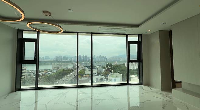 ▶아페르한강 내부모습. 전체 9층 중 고층 세대인 이 곳은 보증금 10억원에 월세 3200만원에  매물이 나왔다. 해당 호실은 한강뷰를 볼 수 있는 곳이다.   [김윤은 BSN빌사남부동산중개법인 공인중개사 제공]