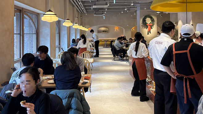 11일 오후 1시쯤 올리페페 광화문점에서 사람들이 식사를 즐기고 있다. 박연수 기자