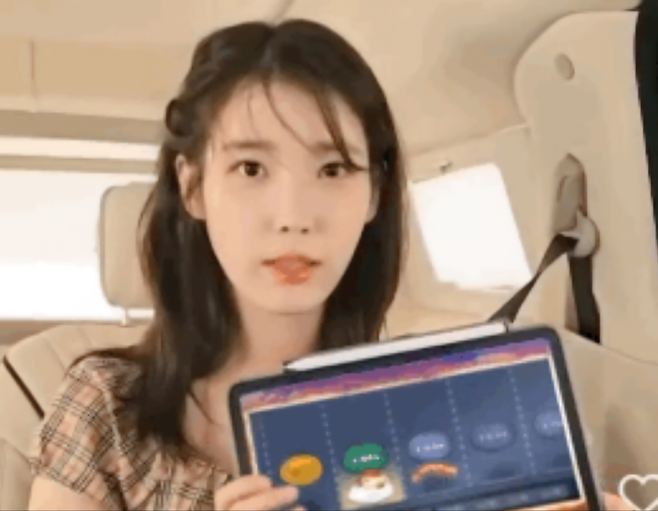 가수 아이유를 사칭한 AI 딥페이크 광고 영상. 외모 뿐 아니라 목소리까지 정교하게 구현해 불법 도박 게임을 홍보하는 것처럼 만들었다. [유튜브 갈무리]