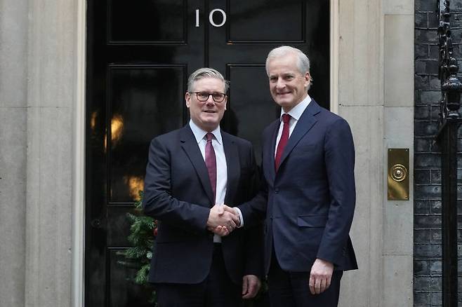 [런던=AP/뉴시스] 요나스 가르 스퇴레 노르웨이 총리가 4일 런던 다우닝가의 영국 총리관저에서 키어 스타머 영국 총리(왼쪽)와 회담에 앞서 포즈를 취하고 있다.  노르웨이는 해저 케이블을 보호하기 위해 영국과 공동 해군 순찰을 실시하기로 했고 중남미 국가들과도 자유무역협정을 체결하는 등 활발한 외교를 펼치고 있다.  2025.12.11.