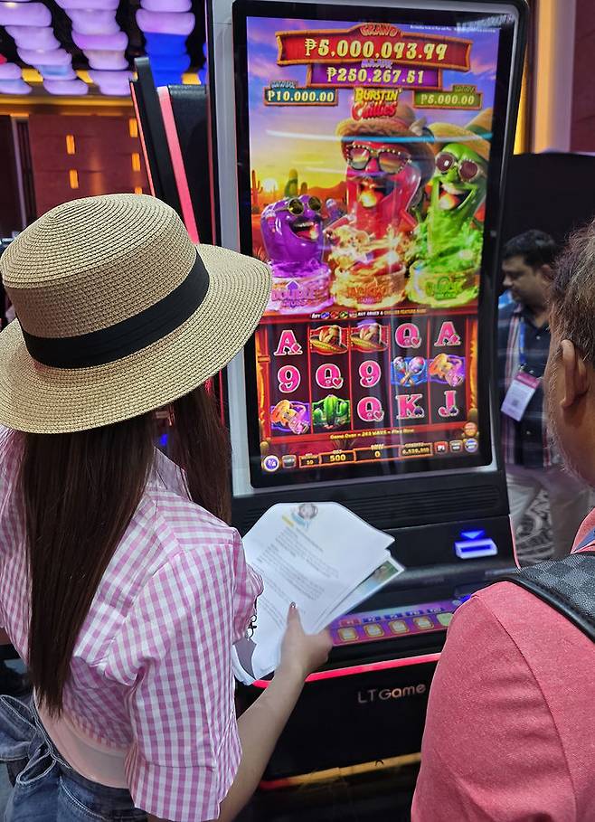 지난 10일 필리핀 마닐라 매리어트호텔 컨벤션센터에서 개막된 'G2E ASIA' 전시회에 참가한 글로벌 슬롯머신 업체가 개발한 슬롯머신이 전시되고 있다.(사진=뉴시스) *재판매 및 DB 금지