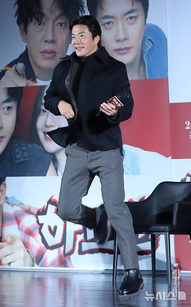 [서울=뉴시스] 김혜진 기자 = 배우 권상우가 11일 오전 서울 광진구 롯데시네마 건대입구에서 열린 영화 '하트맨'(감독 최원섭) 제작보고회에서 안무를 선보이고 있다. 2025.12.11. jini@newsis.com