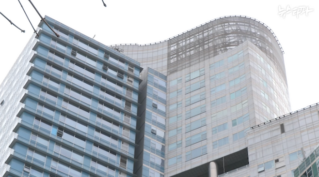 국내에 자산과 소득이 0원이라는 권혁 회장은 서울 서초동 유명 주상복합인 아크로비스타 펜트하우스에 살고 있다. 시가 50억 원 정도다.&nbsp;