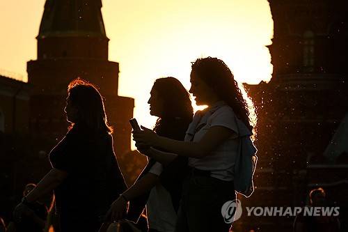 휴대전화 보면서 모스크바 붉은광장 걷는 사람들(기사와 직접적 관련은 없음) [타스 연합뉴스]
