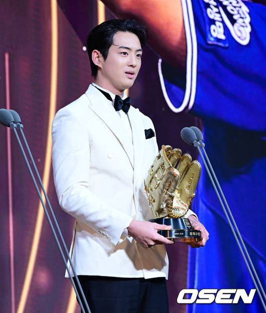 [OSEN=지형준 기자] 9일 오후 서울 송파구 잠실동 롯데호텔 월드에서 2025 신한은행 SOL 뱅크 KBO 골든글러브 시상식이 열렸다.KBO 골든글러브 시상식은 포지션별 최고의 선수를 가리는 자리로 올 시즌의 대미를 장식하는 자리다.&nbsp;한화 이글스&nbsp;폰세(투수), 두산 베어스&nbsp;양의지(포수), 삼성 라이온즈 디아즈(1루수), LG 트윈스 신민재(2루수), 키움 히어로즈 송성문(3루수), NC 다이노스 김주원(유격수), 삼성 라이온즈&nbsp;최형우(지명타자) 삼성 라이온즈 구자욱, KT 위즈 안현민(이상 외야수)가 황금장갑의 주인공이 됐다.&nbsp;올해 신설된 KBO 감독상은 통합 우승을 이끈 염경엽 LG 감독이 수상했다.&nbsp;삼성 구자욱이 외야수 부문 골든글러브를 수상하며 소감을 말하고 있다. 2025.12.09 /jpnews@osen.co.kr