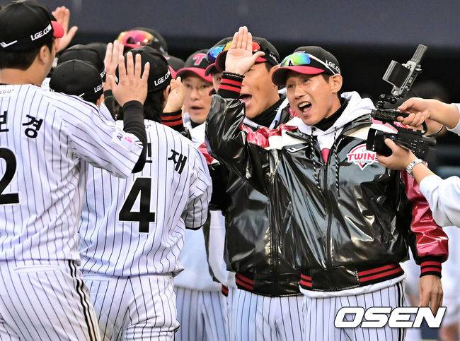 [OSEN=잠실, 박준형 기자] 한 달 가까이 쉰 정규시즌 1위팀이 한국시리즈 1차전에서 이렇게 맹타를 휘두른 경기가 있었나. LG가 시리즈 기선을 제대로 제압하고 우승확률 73.2%를 따냈다. 프로야구 LG 트윈스는 26일 서울 잠실구장에서 열린 2025 신한 SOL뱅크 KBO 한국시리즈(7전 4선승제) 한화 이글스와의 1차전에서 8-2로 승리했다. 경기종료후 LG 염경엽 감독이 신민재와 하이파이브를 하고 있다.   2025.10.26 / soul1014@osen.co.kr