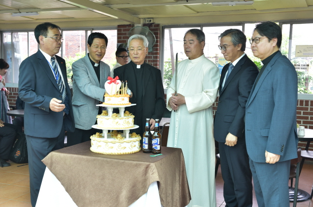 ▲전재수 해양수산부 장관(오른쪽에서 두번째)가 지난 2018년 5월 27일 부산 북구의 한 성당에서 열린 60주년 기념미사에 참석해 축하케이크를 자르고 있다.ⓒ천주교 부산교구