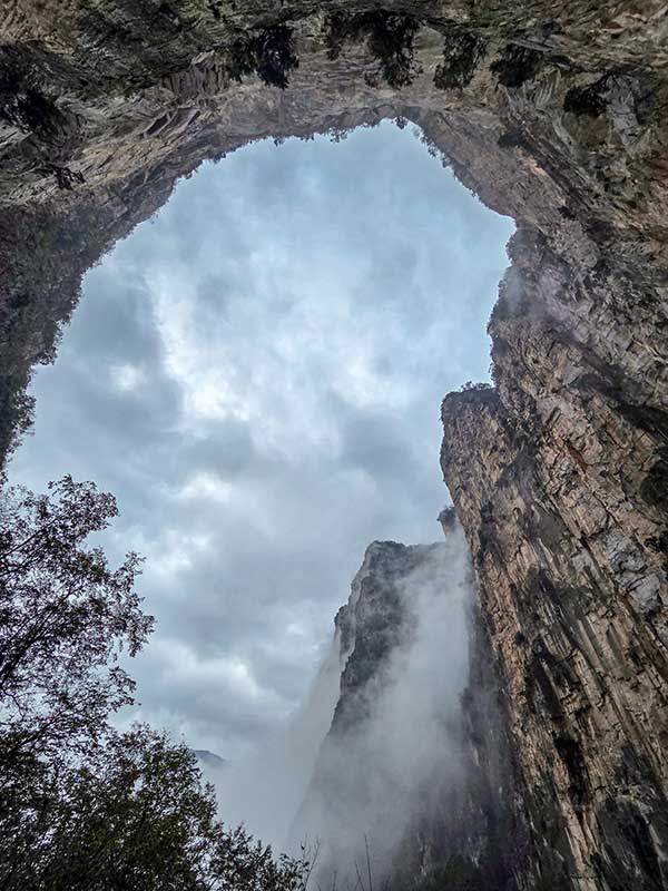 노모전에서 바라본 하늘. 절벽이 U자 형태로 휘감아 감싸고 있다.