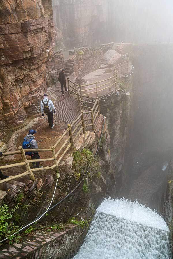 절벽장랑 시점. 뒤로는 작은 산간마을 곽량촌이 있다.