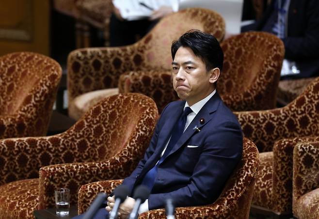 일본 도쿄 국회(중의원) 예산위원회 회의에 참석한 고이즈미 신지로 일본 방위상. 2025년 12월 9일. 중국 군용기의 레이더 조준 논란과 관련해 발언하고 있다. EPA 연합뉴스