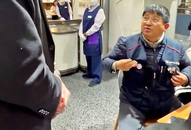 10일 저녁 7시쯤 쿠팡 사옥 앞 집회 참석 후 다른 금속노조 거제통영고성조선하청지회 조합원들과 저녁 식사를 위해 서울 송파구 롯데백화점 잠실점 식당가를 방문한 이김춘택 조선하청지회 사무장이 복장 규정을 들며 ‘노조 조끼’ 탈의를 요구하는 백화점 보안요원에게 항의하고 있다. 2025.12.10 엑스