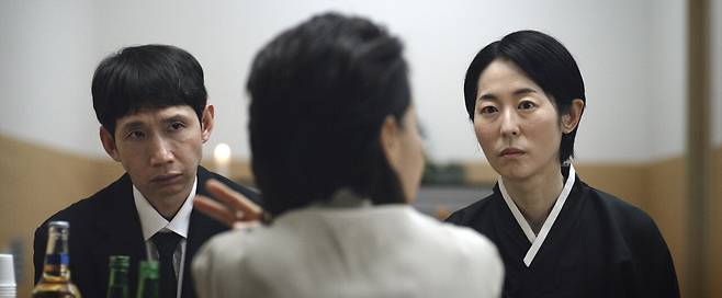 <고당도>는 조카의 의대 등록금을 위해 가짜 장례식을 치르는 가족들의 이야기다. ⓒ트리플픽쳐스 제공