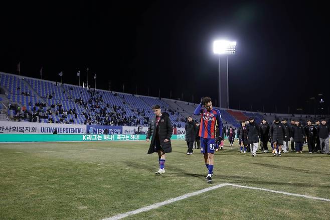 수원FC는 올 시즌 B팀을 운영한 까닭에 선수를 49명이나 보유했지만 정작 고비에서 쓸만한 선수는 적었다. 사진은 8일 수원종합운동장에서 열린 부천과 승강 PO 2차전 홈경기에서 패해 K리그2로 강등된 뒤 고개를 떨군 선수들. 사진제공│한국프로축구연맹