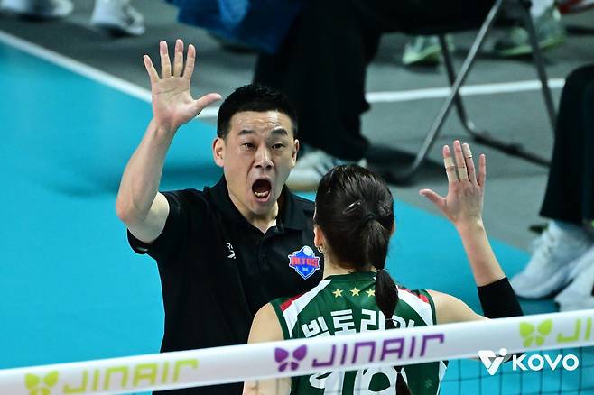 IBK기업은행 여오현 감독대행이 10일 GS칼텍스와 원정경기 도중 빅토리아와 손뼉을 마주치고 있다. 사진제공｜KOVO