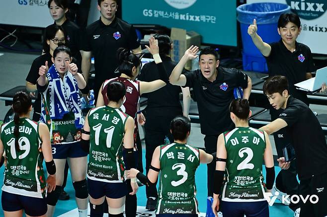IBK기업은행 여오현 감독대행(가운데)이 10일 GS칼텍스와 원정경기 도중 선수들에게 작전을 지시하고 있다. 사진제공｜KOVO
