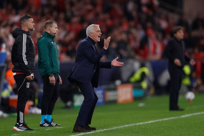 벤피카 모리뉴 감독이 11일 나폴리전에서 선수들을 독려하고 있다. AFP연합뉴스