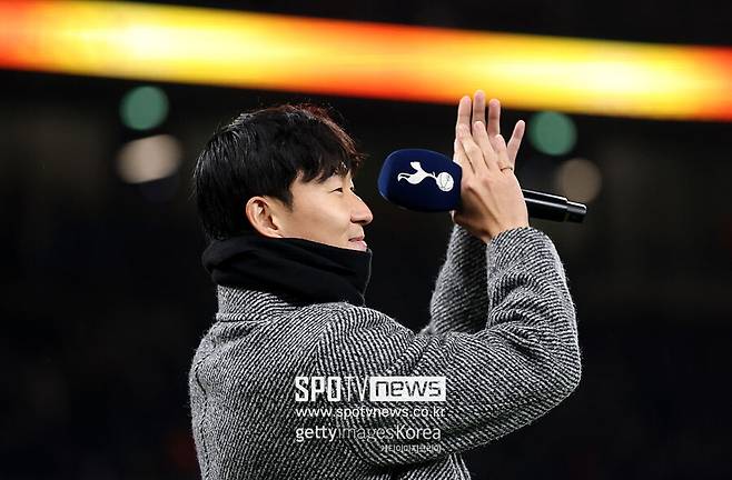 ▲ 토트넘은 “손흥민이 남긴 유산을 기념하기 위한 공식 벽화”라 발표했고 팬들은 이 소식과 함께 온라인상에서 “벽화만으로 부족하다. 동상을 세워라”라는 반응까지 쏟아냈다. 이미 팬들 사이에서 손흥민은 ‘아이콘’이며 구단 역사에 각인된 존재였다.