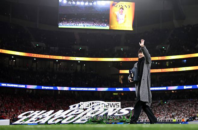 ▲ 토트넘은 “손흥민이 남긴 유산을 기념하기 위한 공식 벽화”라 발표했고 팬들은 이 소식과 함께 온라인상에서 “벽화만으로 부족하다. 동상을 세워라”라는 반응까지 쏟아냈다. 이미 팬들 사이에서 손흥민은 ‘아이콘’이며 구단 역사에 각인된 존재였다.