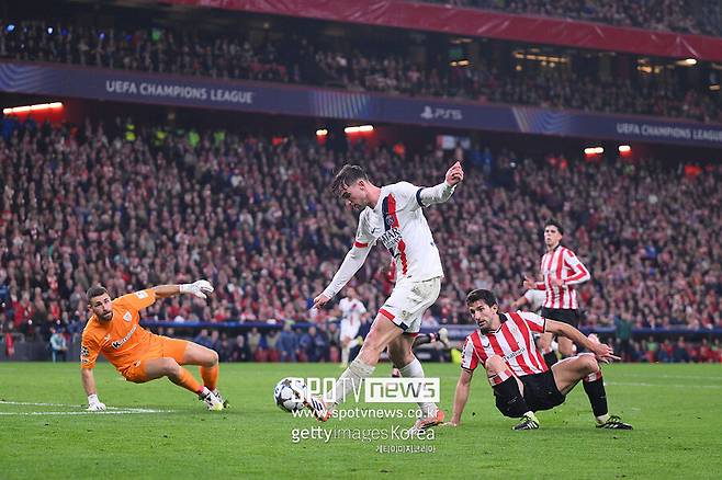 ▲ 올해 이강인은 실리는 물론 '임팩트' 면에서도 지난 시즌과 확연히 다른 내용을 뽐내고 있다. 11월 구단 이달의 골 투표에서 이강인의 시즌 1호골이 39.3%의 지지를 얻어 선정됐다. 그래도 챔피언스리그에서는 항상 벤치 출발이다.