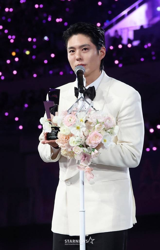 배우 박보검이 6일 가오슝 내셔널 스타디움에서 진행된 스타뉴스 주최 '10주년 아시아 아티스트 어워즈 2025(10th Anniversary Asia Artist Awards 2025, '10주년 AAA 2025')에서 수상 소감을 밝히고 있다. 12월 6일~7일 양일에 걸쳐 가오슝 내셔널 스타디움에서 펼쳐지는 '10주년 아시아 아티스트 어워즈 2025(10th Anniversary Asia Artist Awards 2025, '10주년 AAA 2025')'와 페스타 'ACON 2025'는 MTN(머니투데이방송)과 위버스(Weverse)를 통해 각각 TV와 온라인 스트리밍으로 생중계 된다. /사진=김진경 kim.jinkyung@