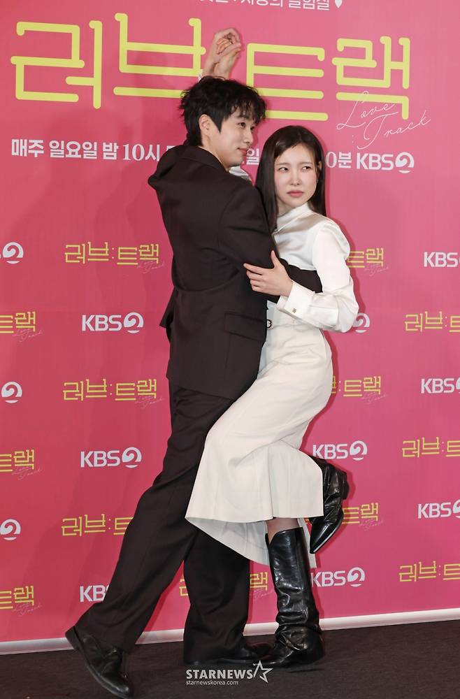 배우 문동혁, 김아영이 11일 오후 서울 영등포구 타임스퀘어 CGV영등포점에서 진행된 2025 KBS 2TV 단막 프로젝트 '러브 : 트랙' 제작발표회에 참석해 포즈를 취하고 있다. /2025.12.11 /사진=이동훈 photoguy@