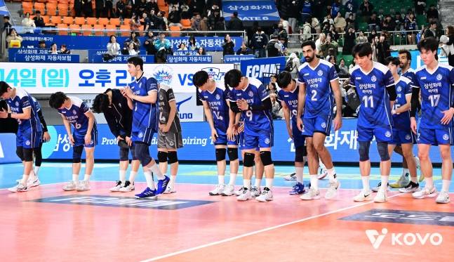 삼성화재 선수들이 패배 후 허리를 숙여 홈팬들에게 인사하고 있다. /사진=KOVO 제공