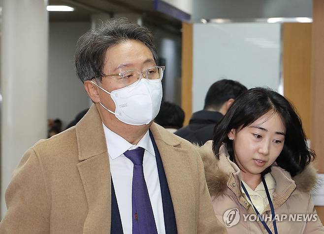 방용철 전 쌍방울 부회장 구속 전 피의자 심문 출석 (서울=연합뉴스) 박동주 기자 = 방용철 전 쌍방울 부회장이 10일 서울 서초구 서울중앙지방법원에서 열린 구속 전 피의자 심문(영장실질심사)에 출석하고 있다.
'쌍방울 대북 송금 사건' 수사 과정에서 제기된 '연어·술파티 회유 의혹'을 조사하는 검찰이 구속영장을 청구한 쌍방울그룹 전직 임원들과 안부수 아태평화교류협회장에 대한 구속 전 피의자 심문(영장실질심사)이 이날 열렸다. 2025.12.10 pdj6635@yna.co.kr