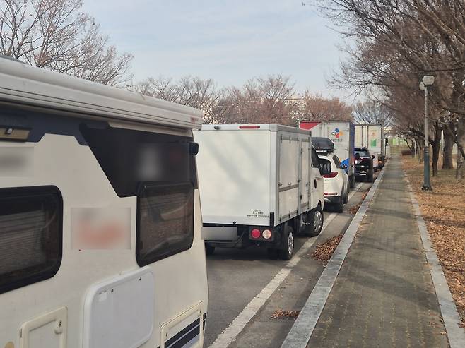흰색 실선에 주차된 캠핑차와 화물차  (대구=연합뉴스) 박세진 기자 = 10일 대구 동구 안심체육공원 주차장 내 흰색 실선에 캠핑차와 화물차 등이 주차돼 있다. 2025.12.10 psjpsj@yna.co.kr