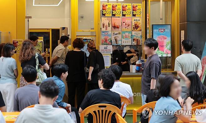 지난 6월 '아메리카노 500원 행사'로 북적이는 빽다방 점포 [연합뉴스 자료사진]
