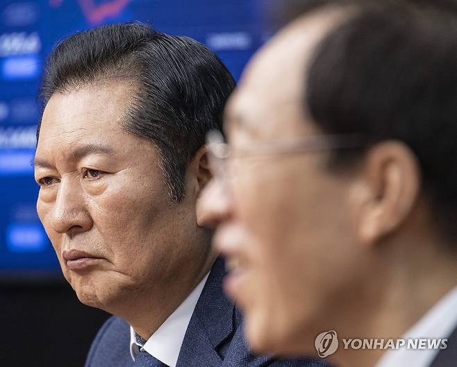 민주당 정청래 대표에게 인사말 하는 이석연 국민통합위원회 위원장 (서울=연합뉴스) 황광모 기자 = 더불어민주당 정청래 대표가 11일 국회에서 이석연 국민통합위원회 위원장을 만나 이 위원장의 인사말을 듣고 있다. 2025.12.11 hkmpooh@yna.co.kr