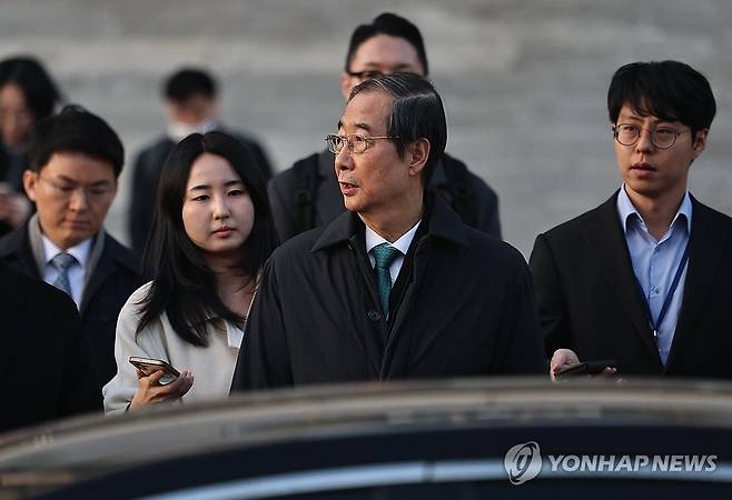 한덕수, 1심 결심 공판 종료 (서울=연합뉴스) 임화영 기자 = 내란 우두머리 방조 혐의를 받는 한덕수 전 국무총리가 26일 서울 서초구 서울중앙지법에서 열린 1심 결심 공판을 마친 뒤 청사를 떠나고 있다.
    12·3 비상계엄 관련 내란 혐의를 수사하는 조은석 내란특별검사팀은 이날 한덕수 전 국무총리에게 징역 15년을 선고해달라고 재판부에 요청했다. 2025.11.26 [공동취재] hwayoung7@yna.co.kr