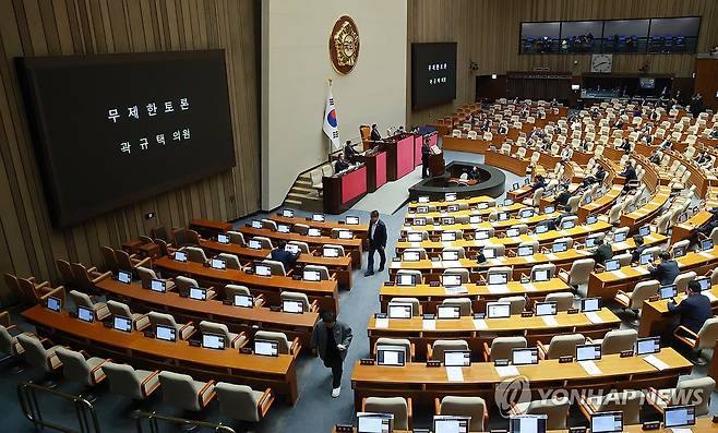 형사소송법 개정안 무제한 토론 시작 (서울=연합뉴스) 신현우 기자 = 11일 국회에서 열린 12월 임시국회 1차 본회의에 형사소송법 일부개정법률안이 상정되자 국민의힘 곽규택 의원이 무제한 토론(필리버스터)을 시작하고 있다. 2025.12.11 hkmpooh@yna.co.kr