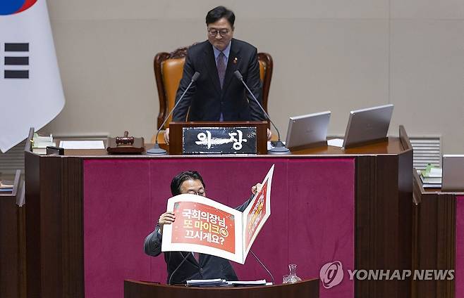 무제한 토론에 스케치북 손팻말 준비한 곽규택 의원 (서울=연합뉴스) 황광모 기자 = 국민의힘 곽규택 의원이 11일 국회에서 열린 12월 임시국회 1차 본회의에 형사소송법 일부개정법률안에 대한 무제한 토론(필리버스터) 도중 스케치북으로 만든 손팻말의 메시지를 교체하고 있다.
    곽 의원은 "영화 '러브 액츄얼리'에서 아이디어를 얻어 이 손팻말을 준비했다"고 밝혔다. 2025.12.11 hkmpooh@yna.co.kr